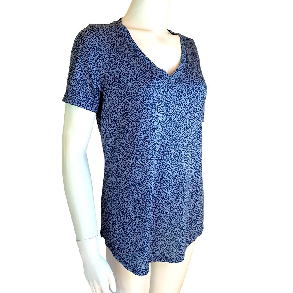 Athleta V neck leopard print tee shirt size small.